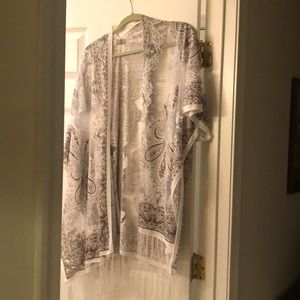 🌟Gorgeous white sheer fringe kimono🌟